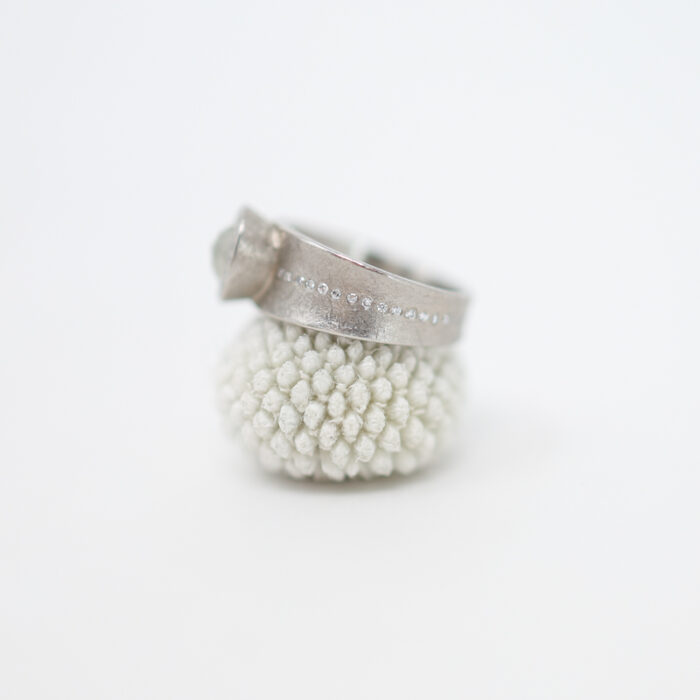 fancy oval diamond ring with tapered band - Image 6