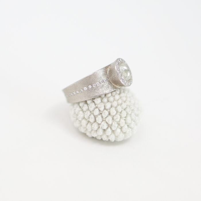 fancy oval diamond ring with tapered band - Image 4