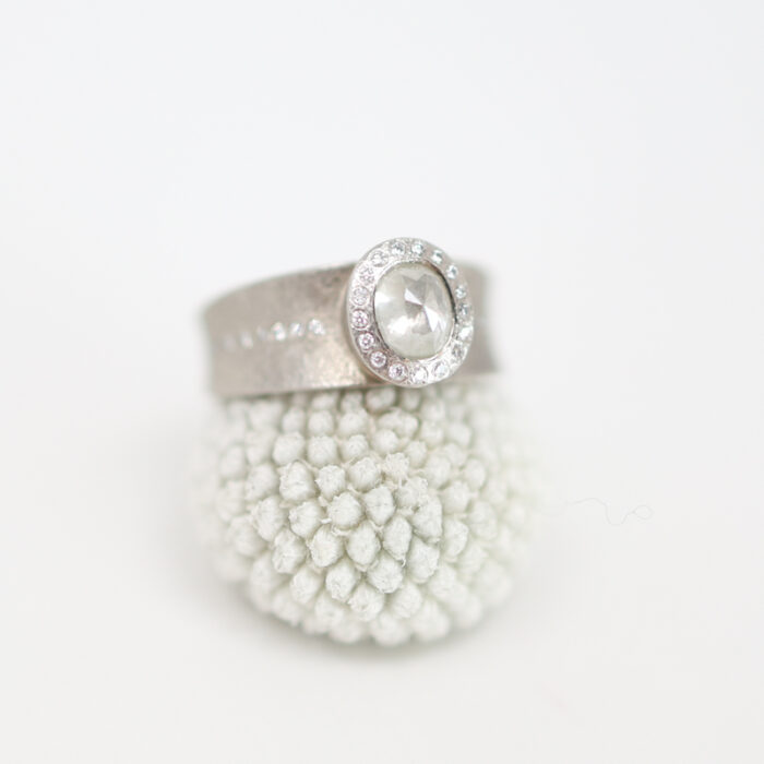 fancy oval diamond ring with tapered band - Image 5