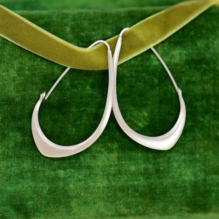 hannah blount medium silver facet hoops