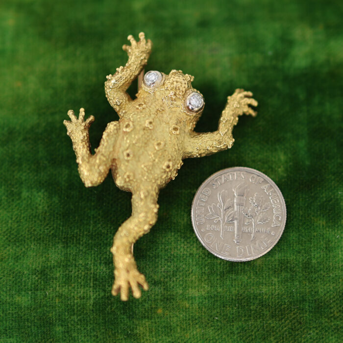 large textural solid gold frog with diamond eyes - Image 4