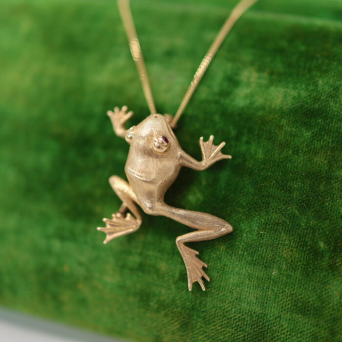 solid gold frog brooch - Image 2
