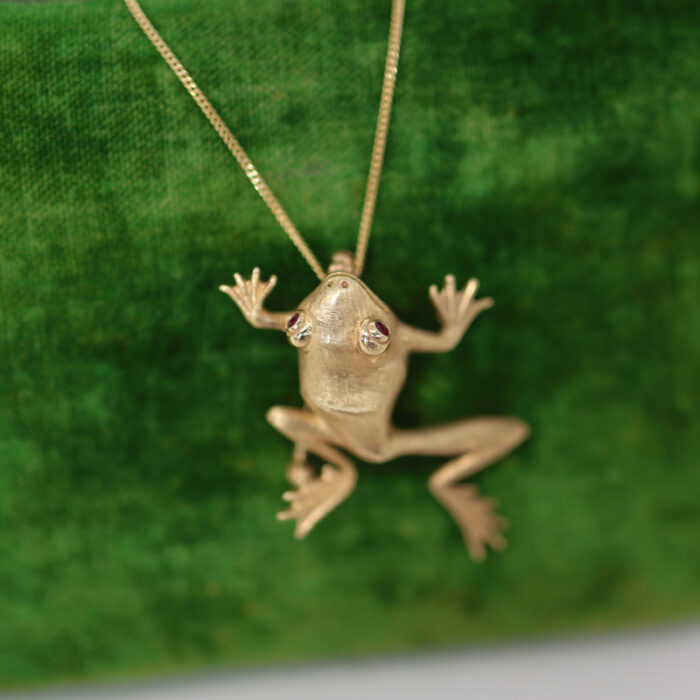 solid gold frog brooch - Image 3