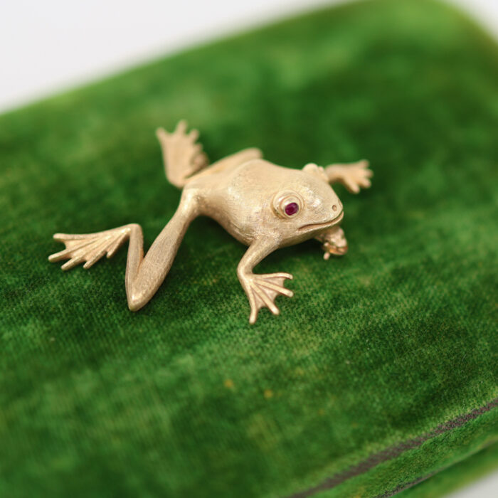 solid gold frog brooch