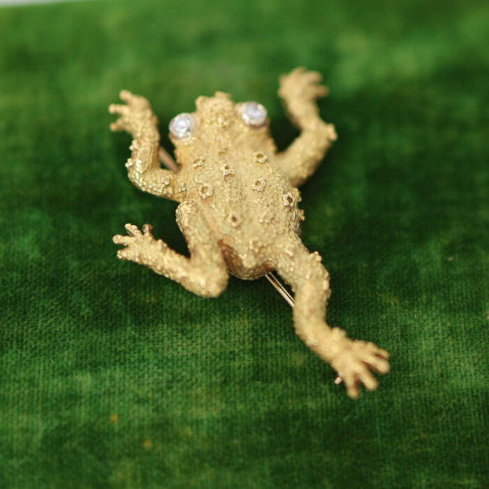 large textural solid gold frog with diamond eyes - Image 2