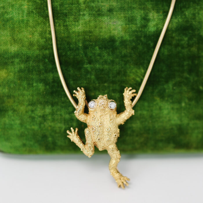 large textural solid gold frog with diamond eyes - Image 3