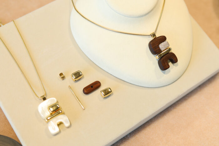 Water 01 pendant: mother of pearl + gold - Image 4