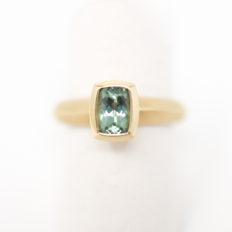 cushion cut sapphire Fairmined™ gold ring - Image 3