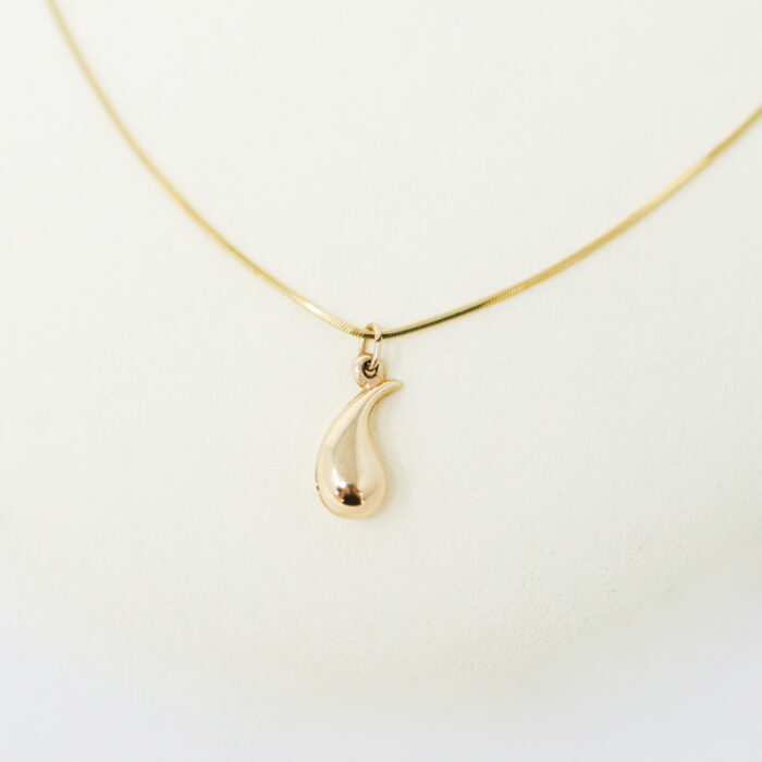 teardrop pendant on snake chain, elsa peretti stye necklace