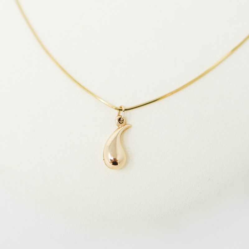 teardrop pendant on snake chain, elsa peretti stye necklace