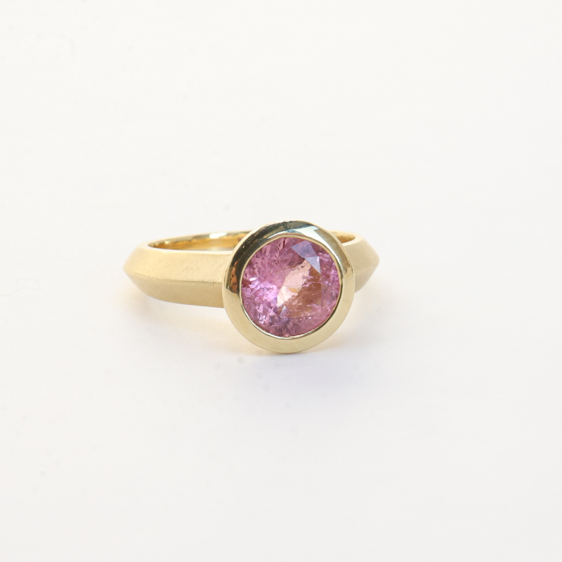 1.68 ct pink tourmaline Fairmined™ gold ring - Image 3