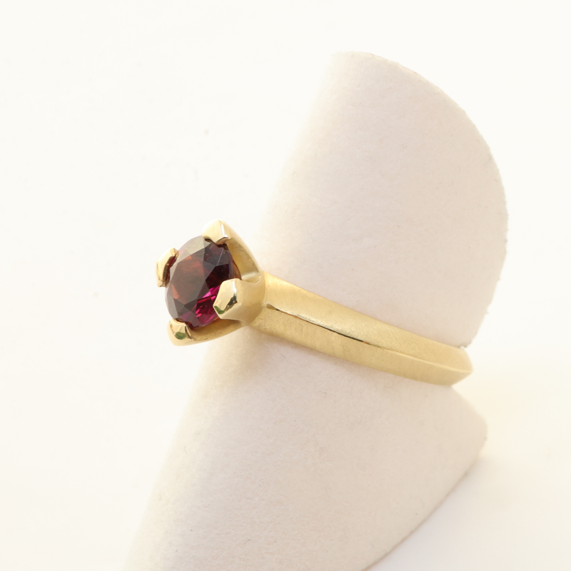 1.25 ct garnet Fairmined™ gold ring - Image 2