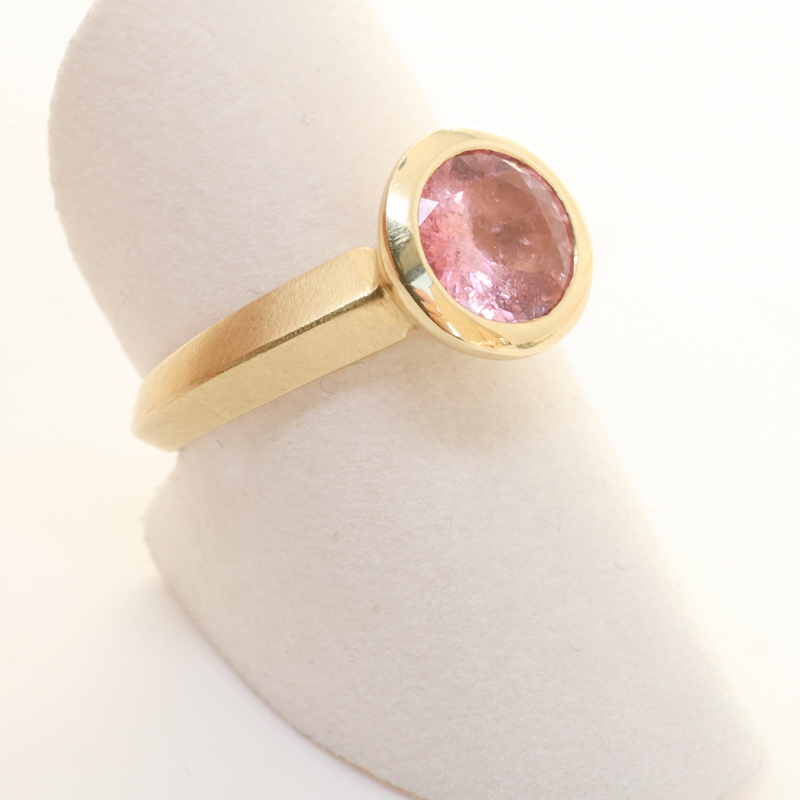 1.68 ct pink tourmaline Fairmined™ gold ring - Image 2